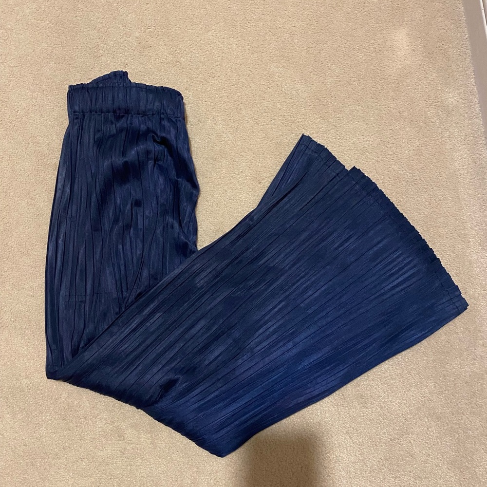 Navy flowy pleated plants - Picture 2 of 4